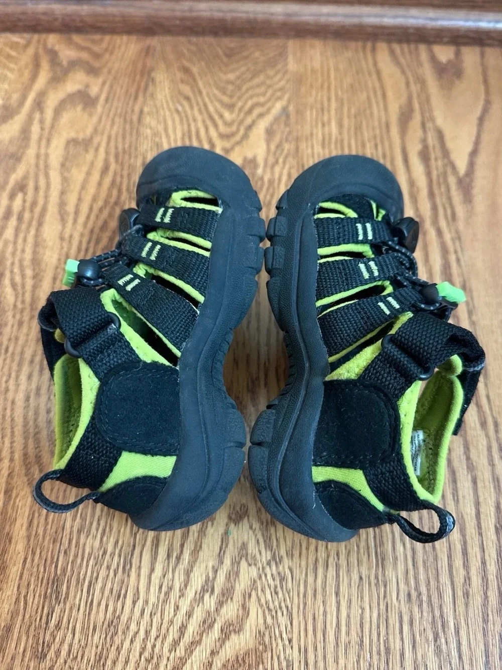 KEEN Newport Closed Toe Sandals Boys Size 8 Black/Green